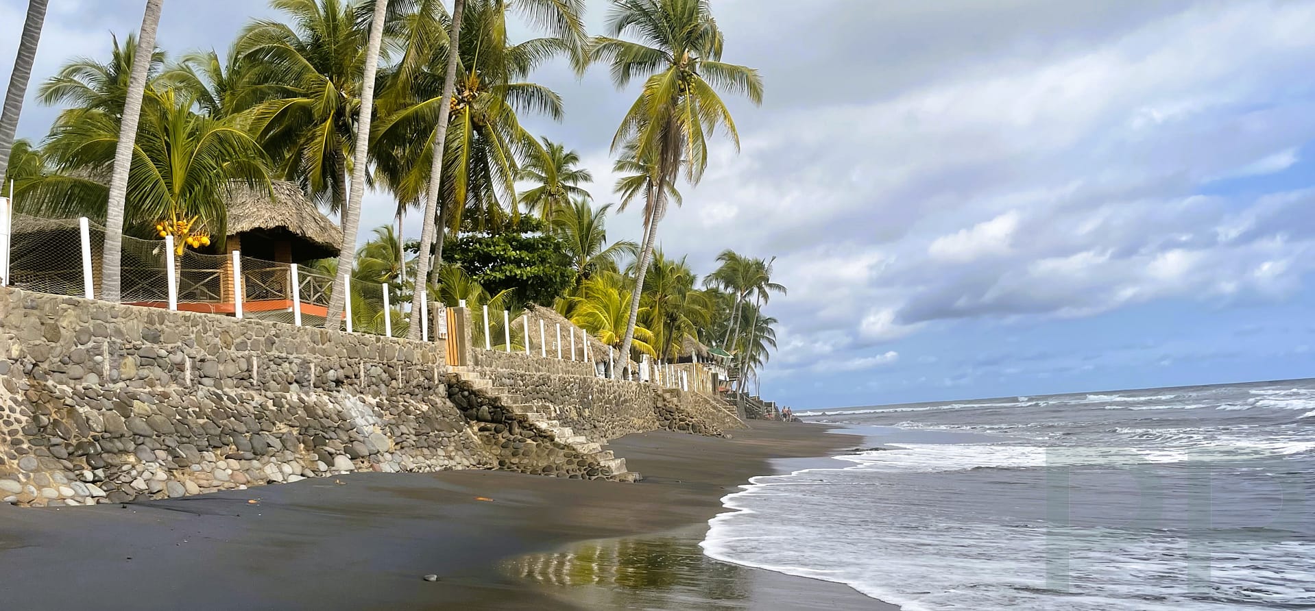Black sand beach at El Zonte on El Salvador&rsquo;s Pacific coast