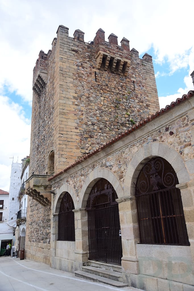 White Baroque fa&ccedil;ade and twin bell towers of Iglesia de San Francisco Javier in C&aacute;ceres, Spain.