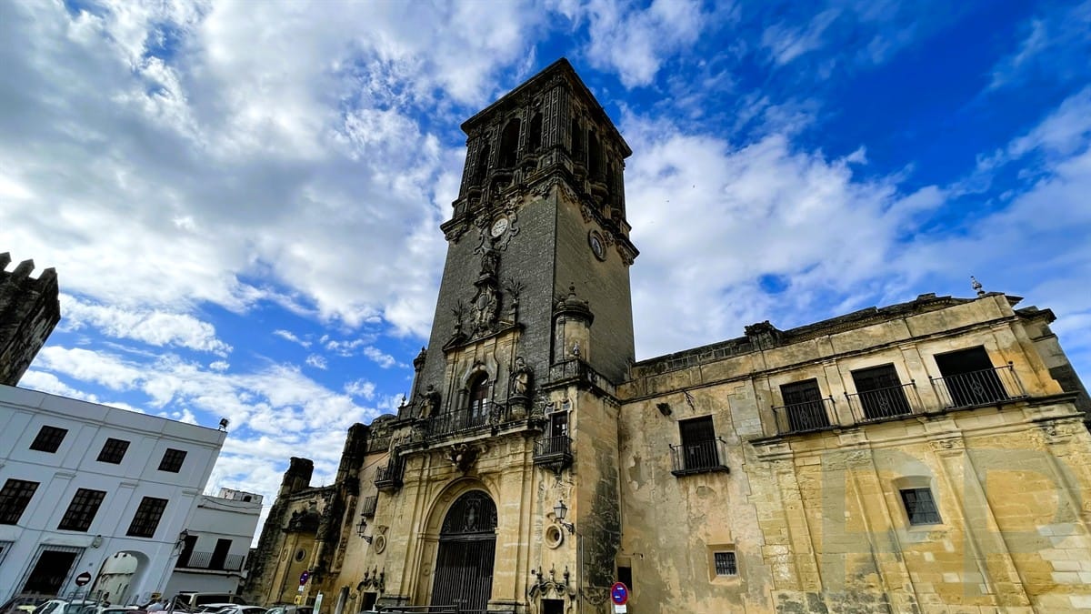 The tower and facade of Iglesia de San Pedro in Arcos de la Frontera.