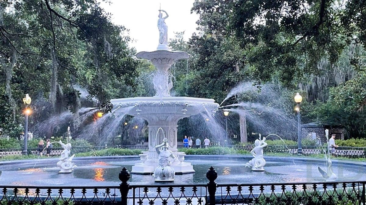 Savannah Walking Tour: Squares, Mansions & Historic Landmarks