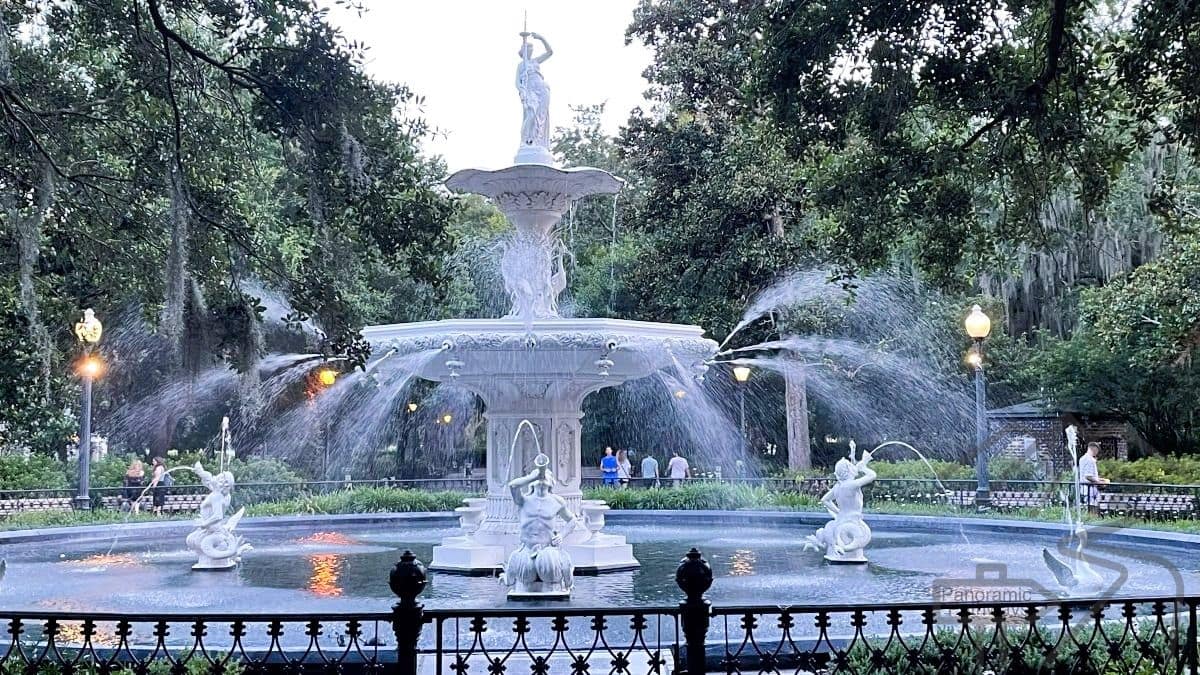 Savannah Walking Tour: Squares, Mansions & Historic Landmarks
