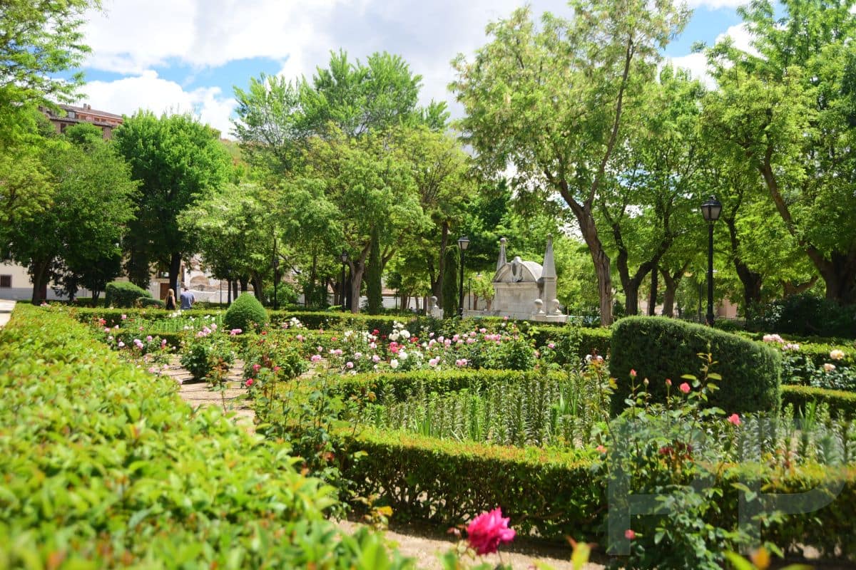 Garden area near Sinagoga del Tr&aacute;nsito in Toledo, Spain