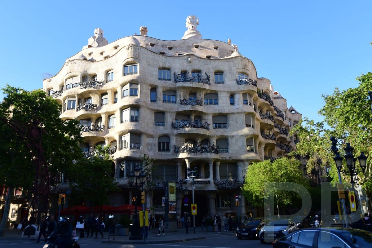 Exterior of Casa Mil&agrave; (La Pedrera) in Barcelona, designed by Antoni Gaud&iacute;, featuring its undulating stone fa&ccedil;ade and wrought-iron balconies.