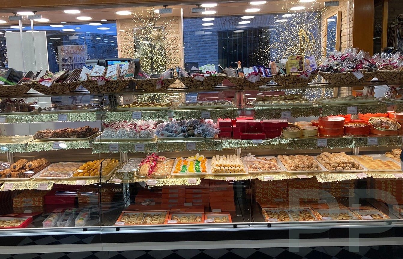 Marzipan selection counter at Mazap&aacute;n Santo Tom&eacute; in Toledo, Spain