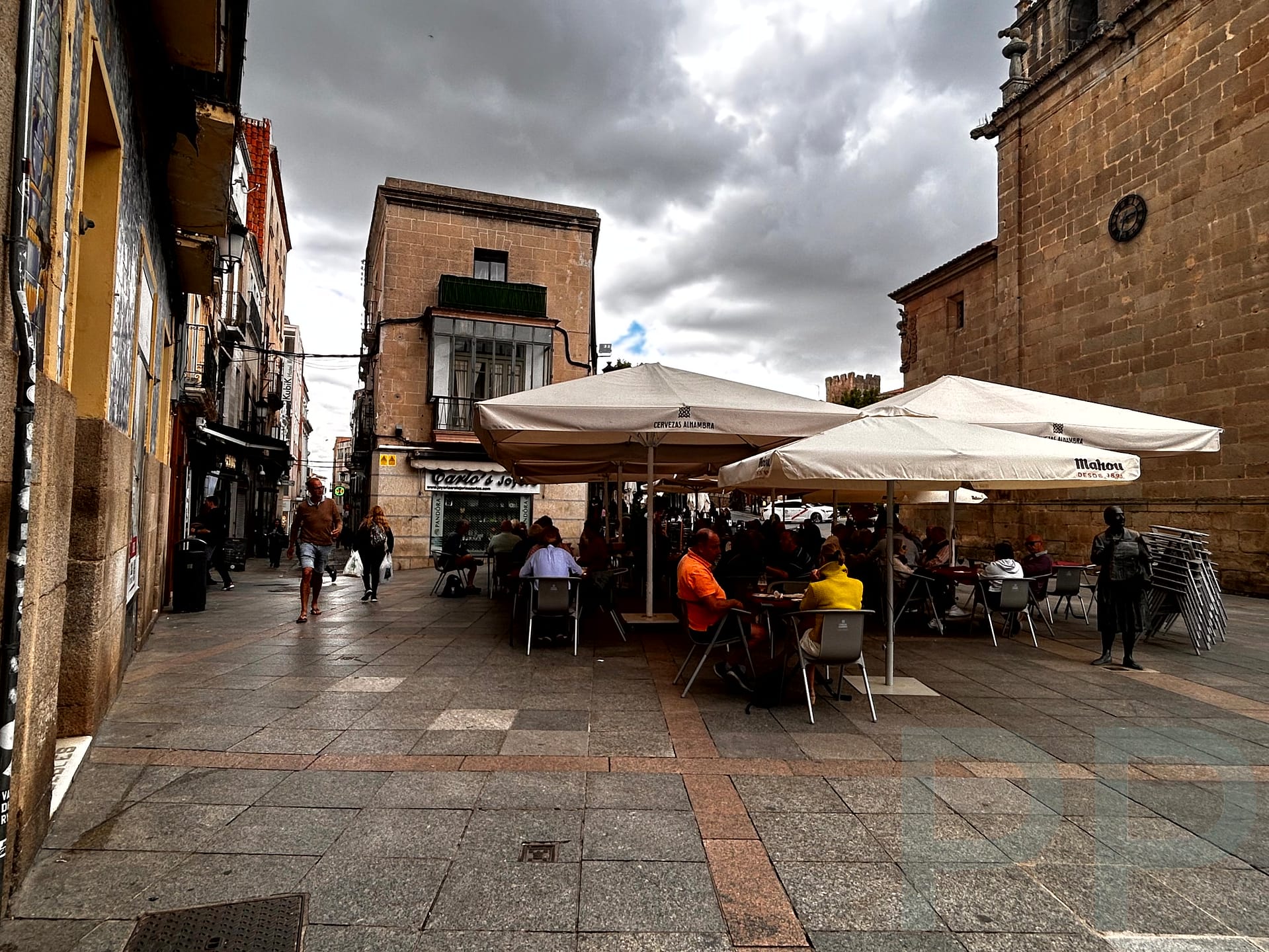 Outdoor dining in Cáceres' Plaza Mayor, showcasing local tapas and vibrant café culture.