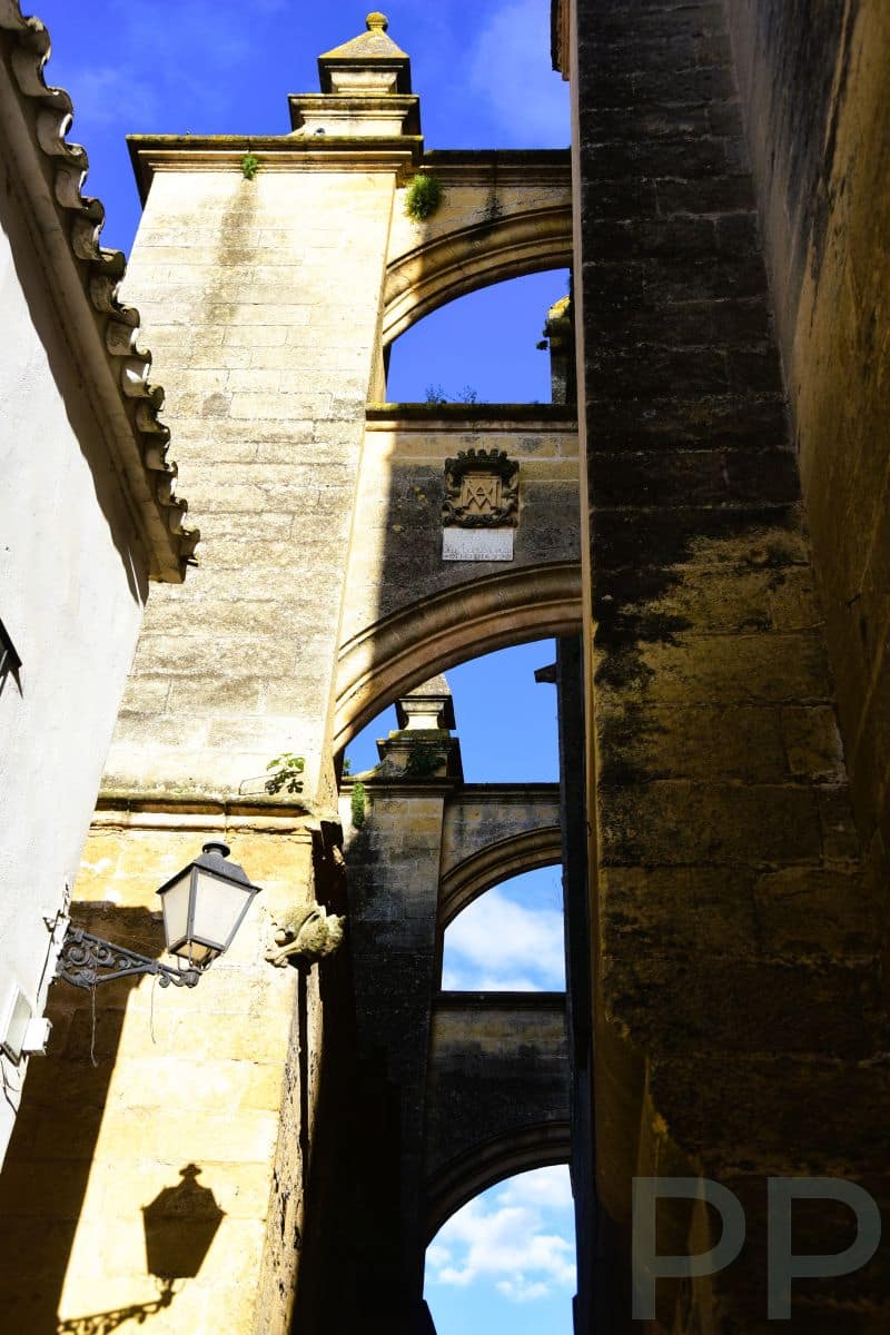 Narrow streets and stone archways in Arcos de la Frontera.