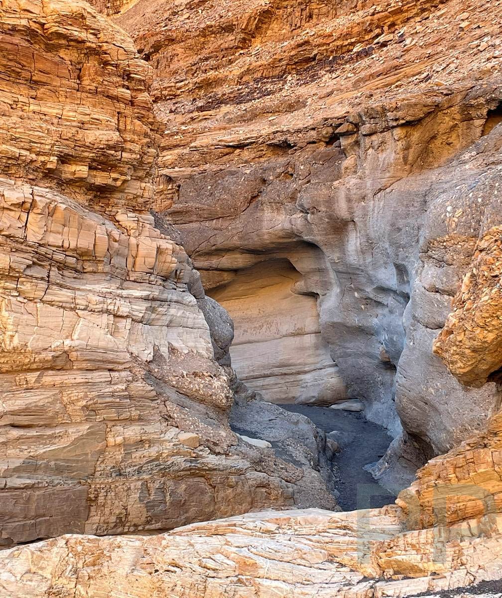 Trail through the narrows in Mosaic Canyon
